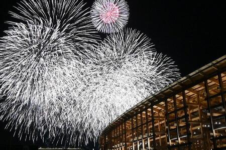 　『大阪・関西万博』でおこなわれた花火大会の様子（１０月８日・１８時半頃／Ｌｍａｇａ.ｊｐ撮影）