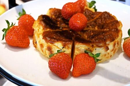 　同ホテルの大人気スイーツ、バスクチーズケーキもいちご仕様で登場「ダブルツリー ｂｙヒルトン大阪城」