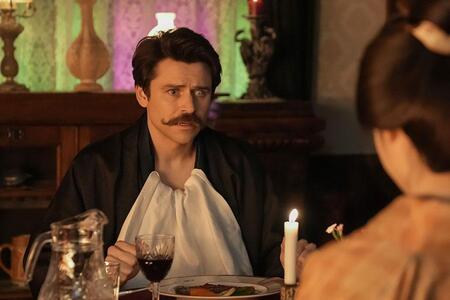 　『ばけばけ』第７５回より。山橋薬舗で西洋料理を食べながら、トキに理由を話すヘブン（トミー･バストウ）©ＮＨＫ