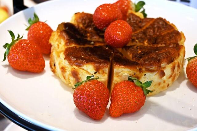 　同ホテルの大人気スイーツ、バスクチーズケーキもいちご仕様で登場「ダブルツリー ｂｙヒルトン大阪城」