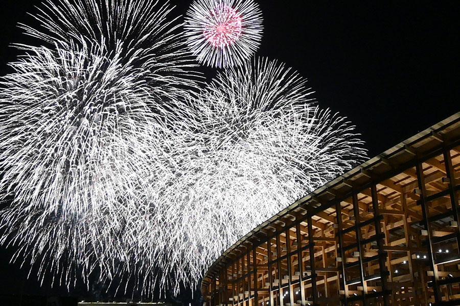 　『大阪・関西万博』でおこなわれた花火大会の様子（１０月８日・１８時半頃／Ｌｍａｇａ.ｊｐ撮影）