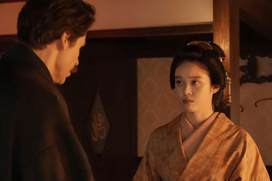 　『ばけばけ』第７５回より。嘘をついていたヘブン（トミー･バストウ）を問い詰めるトキ（高石あかり）　©ＮＨＫ