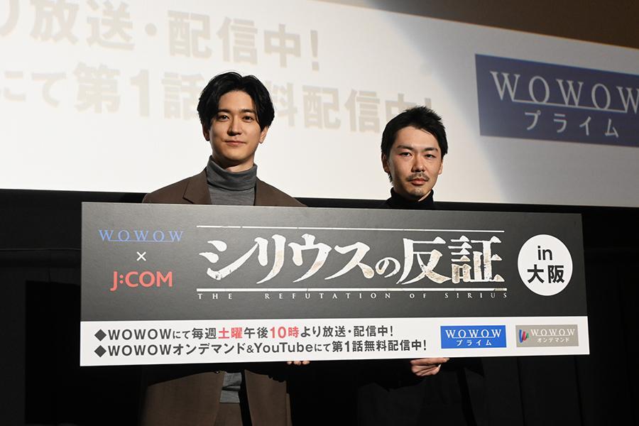 　左から、ドラマ舞台挨拶に登場した中島裕翔、監督・松本優作（１月１６日・大阪市内・Ｌｍａｇａ.ｊｐ撮影）