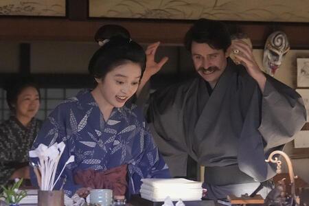 　『ばけばけ』第７６回より。完成した日本滞在記をトキ（高石あかり）に見せるヘブン（トミー･バストウ）　©ＮＨＫ