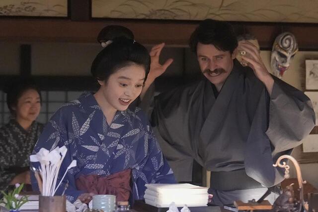 　『ばけばけ』第７６回より。完成した日本滞在記をトキ（高石あかり）に見せるヘブン（トミー･バストウ）©ＮＨＫ