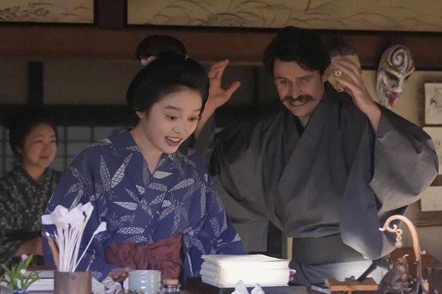 　『ばけばけ』第７６回より。完成した日本滞在記をトキ（高石あかり）に見せるヘブン（トミー･バストウ）　©ＮＨＫ