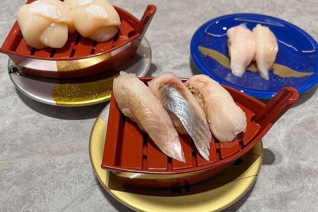 　「新千歳空港 札幌魚河岸５７番 いきいき寿司 りんくうプレミアム・アウトレット店」の北海道三点盛りなど