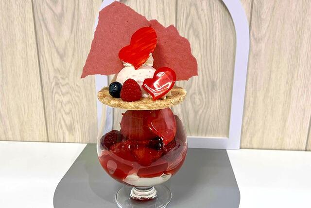 1月20日に登場した「リビエール」の近鉄本店限定パフェ「バレンタインのいちごパフェ」（2600円）