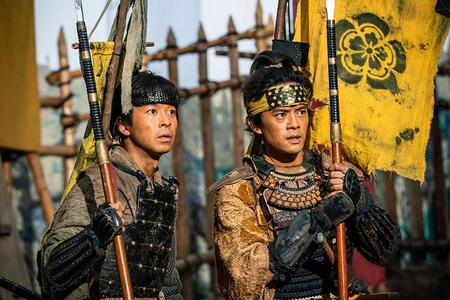 『豊臣兄弟！』第4回より。初めての大戦に挑む小一郎（のちの豊臣秀長／写真左、仲野太賀）と兄・藤吉郎（のちの豊臣秀吉／写真右、池松壮亮）（C）NHK