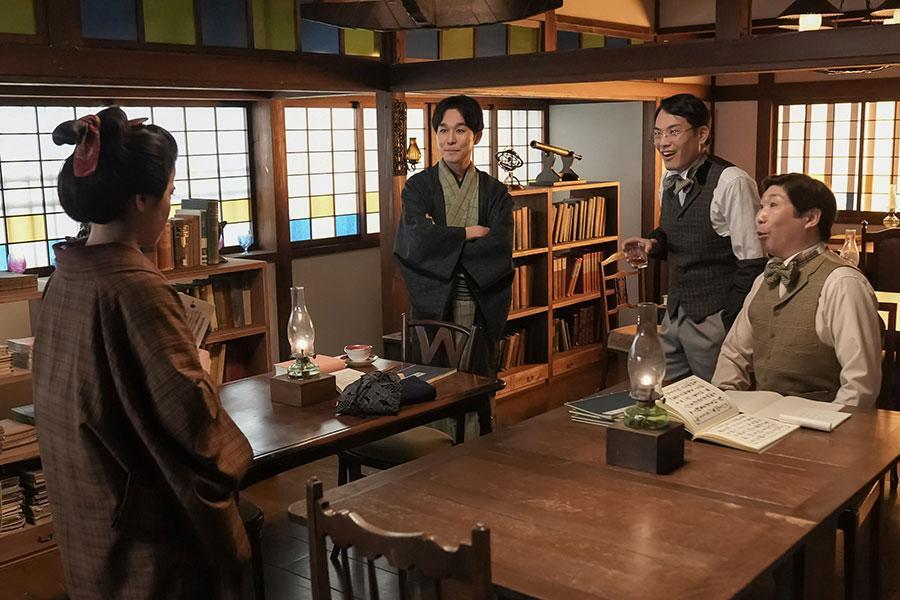 　『ばけばけ』第７８回より。「白鳥倶楽部」を訪れたトキの幼馴染み・サワ（円井わん）©ＮＨＫ