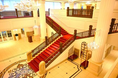 　宝塚ホテルの名物、赤いじゅうたんの階段（Ｌｍａｇａ.ｊｐ編集部撮影）