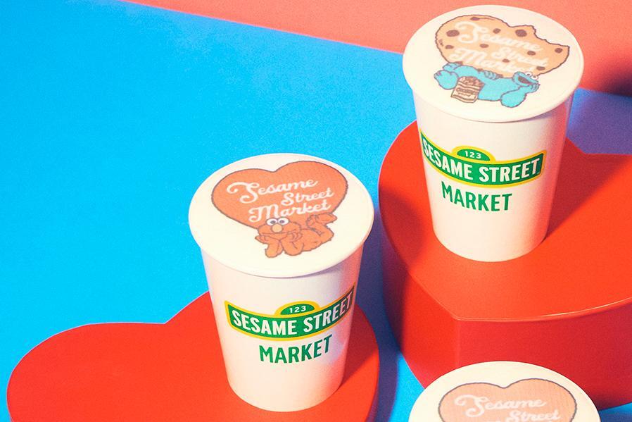 　「セサミストリートマーケット」で購入できるバレンタインキャラクターラテ（６５０円）