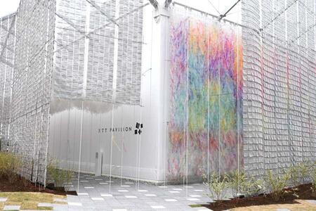 昼の「NTTパビリオン」外観（4月9日 大阪・関西万博 Lmaga.jp編集部撮影）