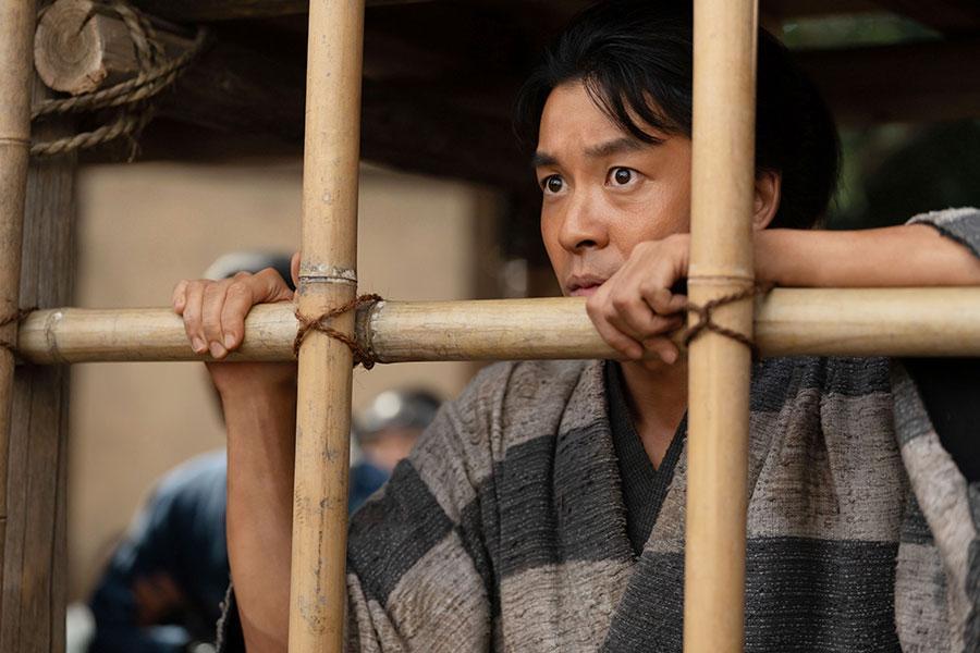 『豊臣兄弟！』第5回より。御前試合を心配そうな面持ちで見る小一郎（のちの豊臣秀長／仲野太賀）（C）NHK