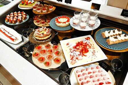 　果実感が楽しめるいちごスイーツが食べ放題「リーガロイヤルホテル大阪 ヴィニェット コレクション」の『いちごスイーツ＆ランチビュッフェ』