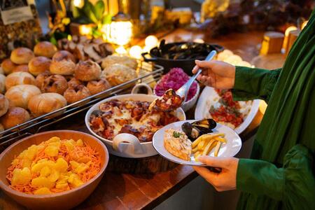 　「ＴＯＯＴＨ ＴＯＯＴＨ ＦＩＳＨ ＩＮ ＴＨＥ ＦＯＲＥＳＴ」（神戸市中央区）で１月３０日～２月８日に開催する「ルミナリエ 特別ディナービュッフェ」