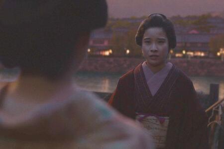 『ばけばけ』第85回より。野花を携え、長屋に住むサワ（円井わん）に会いにきたトキ（高石あかり）(C)NHK