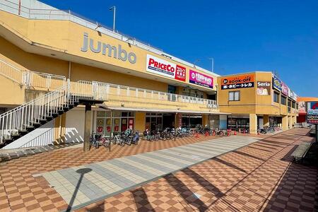 商業施設「じゃんぼスクエア香芝」（奈良県香芝市）外観（写真提供：賛栄商事）