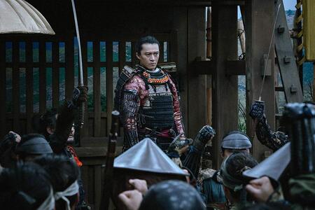 『豊臣兄弟！』第4回より。兵たちを前に檄を飛ばす織田信長（小栗旬）（C）NHK