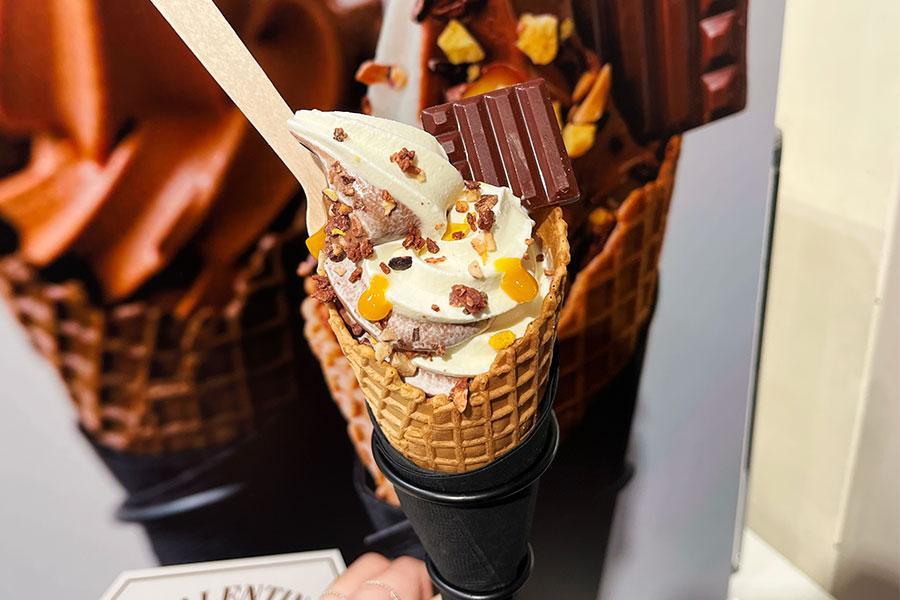 「ル・ショコラ・アラン・デュカス」の「ソフトクリーム・ショコラ＆レ・マング」（1100円）