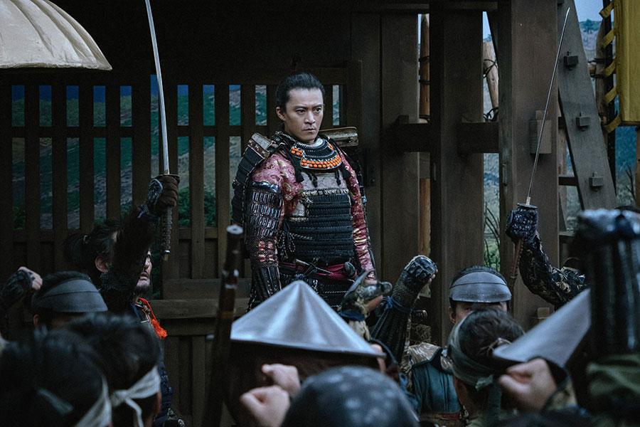 『豊臣兄弟！』第4回より。兵たちを前に檄を飛ばす織田信長（小栗旬）（C）NHK