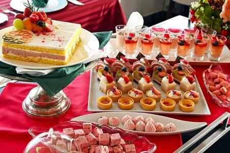 　鮮やかないちごのスイーツがぎっしりのデザートワゴンが登場すると、お客さんから歓声が上がることも『ホテルプラザ神戸』