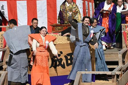 　『節分祭』に参加した高石あかり、トミー・バストウ、岡部たかし（２月３日・成田山不動尊）