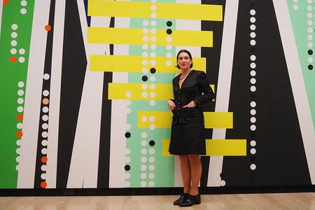 　内覧会で新作壁画『スノーデン』前に登場したサラ・モリス（Ｌｍａｇａ.ｊｐ撮影）