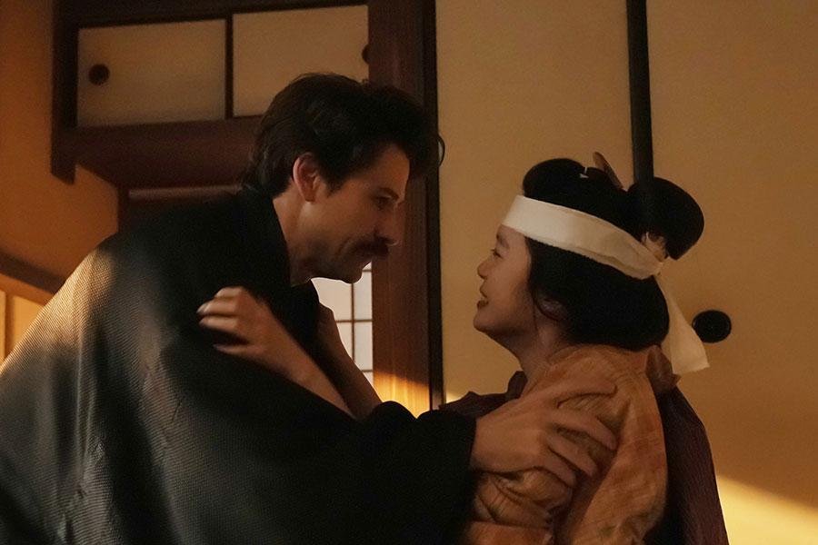 　『ばけばけ』第８７回より。ヘブン（トミー･バストウ）に怪我をしていることを隠そうとするトキ（高石あかり）©ＮＨＫ