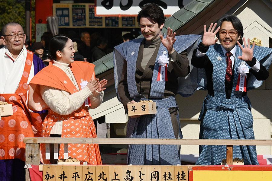 　『節分祭』で手を振る高石あかり、トミー・バストウ、岡部たかし（２月３日・成田山不動尊）