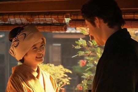 『ばけばけ』第88回より。ヘブン（トミー･バストウ）を出迎える、すっかり笑顔になったトキ（高石あかり）（C）NHK