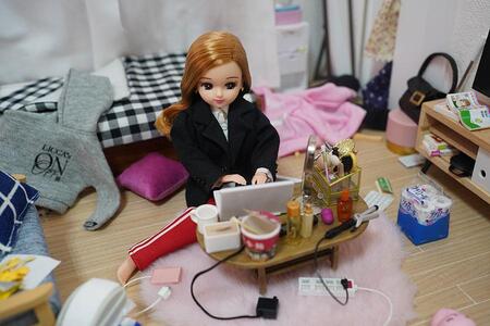 　「ルクア大阪」（大阪市北区）で２月３日～２３日まで開催中の『リカちゃんのＯＮ／ＯＦＦ展』。写真は、在宅ワーク中のリカちゃん（２月３日撮影／Ｌｍａｇａ.ｊｐ）