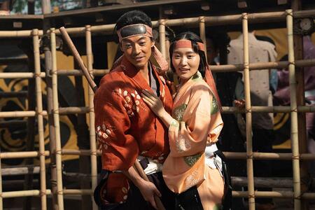 　『豊臣兄弟！』第５回より。御前試合で前田利家（大東駿介）に寄り添う妻・まつ（菅井友香）　©ＮＨＫ