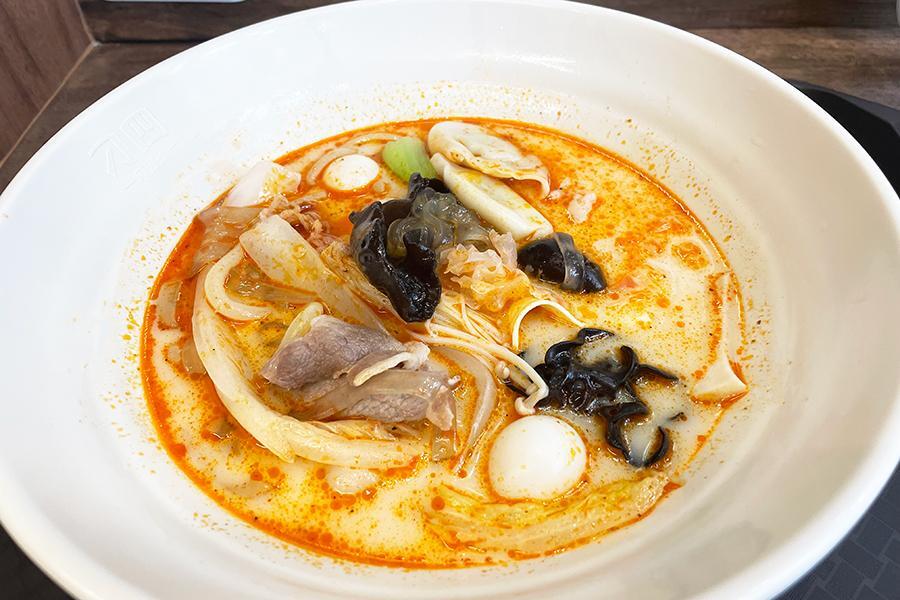 　「ディオス マーラータン」で注文。スープは豚骨で具材は野菜や肉団子系など約１０種、２０００円程度に