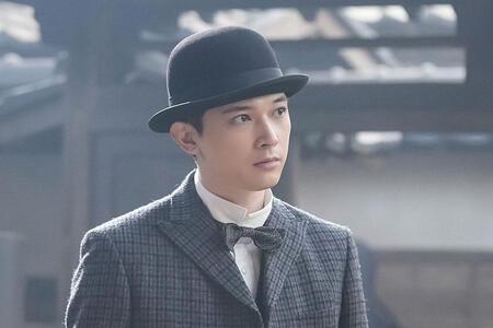 　『ばけばけ』第８９回より。急に嫌がらせが止まり、不思議がる英語教師・錦織（吉沢亮）　©ＮＨＫ