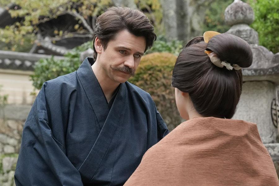 　『ばけばけ』第９０回より。松江から離れることを提案するヘブン（トミー･バストウ）　©ＮＨＫ