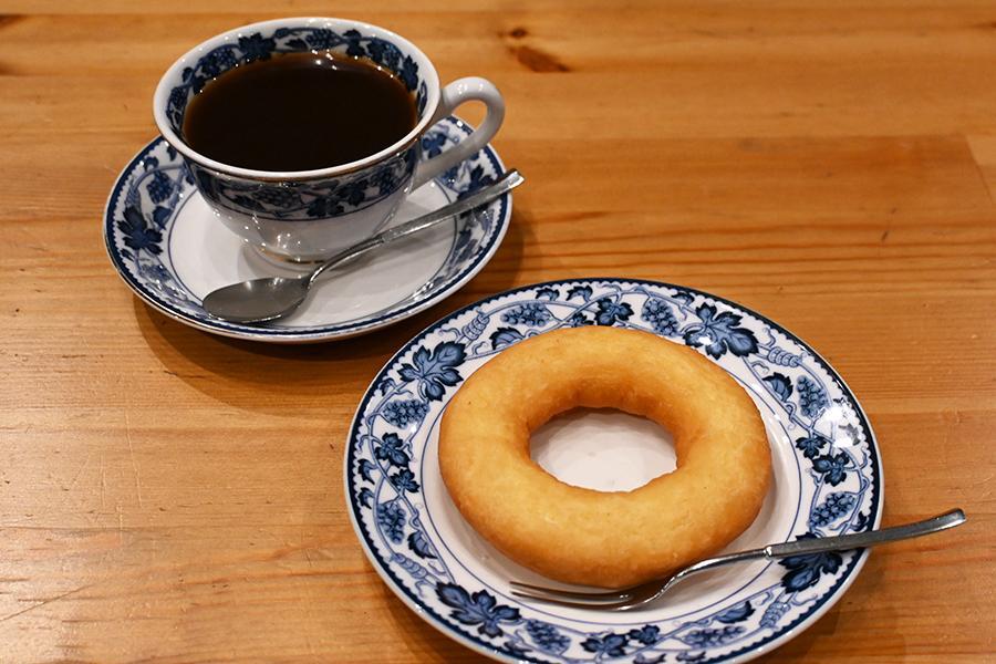 　左から「平岡珈琲店」の百年珈琲（６００円）、揚げドーナツ（２８０円）