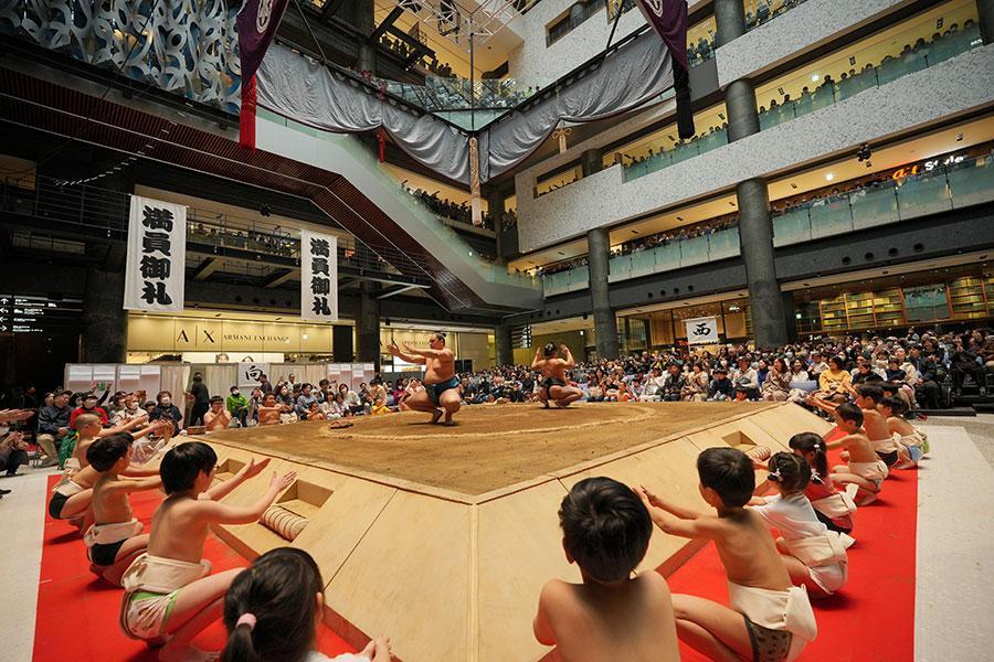 　力士に挑戦「ちびっこ相撲」