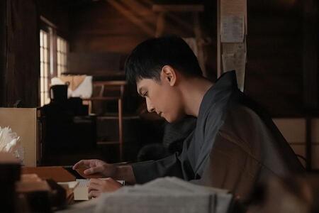 　『ばけばけ』第９１回より。本を読む英語教師・錦織（吉沢亮）　©ＮＨＫ