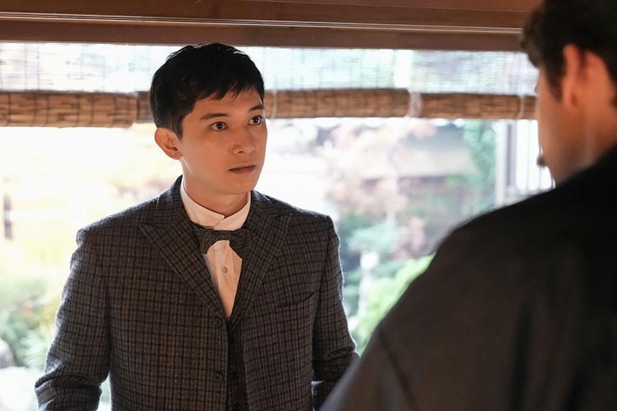 　『ばけばけ』第９２回より。ヘブン（トミー・バストウ）の話を聞く錦織友一（吉沢亮）ＮＨＫ