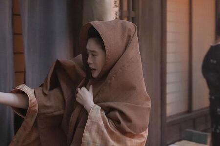 　『ばけばけ』第９３回より。ショールをかぶって山橋薬舗に駆け込むトキ（高石あかり）©ＮＨＫ