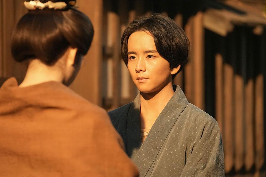 　『ばけばけ』第９４回より。トキ（高石あかり）に借りたお金を返そうとする三之丞（板垣李光人）©ＮＨＫ