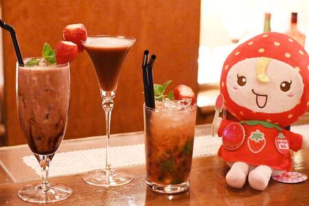 　神戸「ＳＬＩＣＥ ＢＡＲ」で提供される、（左から）ストロベリーショコラ、ルージュカカオマティーニ、ストロベリーモヒート