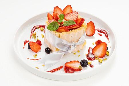 　「信州いちごのアフタヌーンティー」上段：信州いちごのシャルロットケーキ