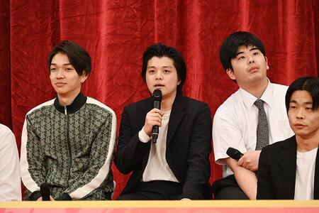 　芸歴３年目の生姜猫（左から川﨑、ケージュ、カンサイ）（Ｌｍａｇａ.ｊｐ撮影）