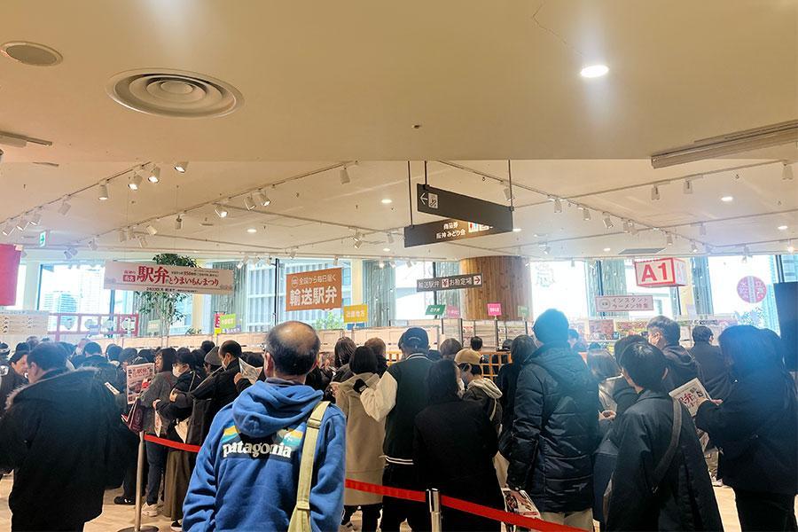 　混雑を避けるため整理券も配布しているが、会場では来場者の大行列が（２月１７日 Ｌｍａｇａ.ｊｐ撮影）