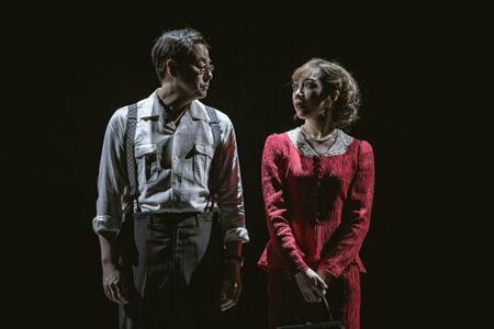 　俳優の鈴木浩介、元宝塚歌劇団男役スター美弥るりかと関西の演劇人やダンサーが共演 『流々転々 ＫＯＢＥ １９４２-１９４６』初日から満員御礼（撮影：井上嘉和「神戸文化ホール中ホール」）