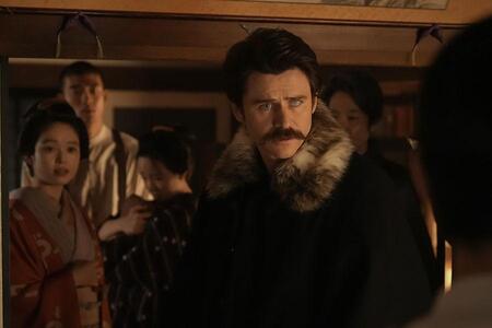 　『ばけばけ』第１００回より。熊本に着いてからまったく筆が進まなかったヘブン（トミー・バストウ）だが…　©ＮＨＫ