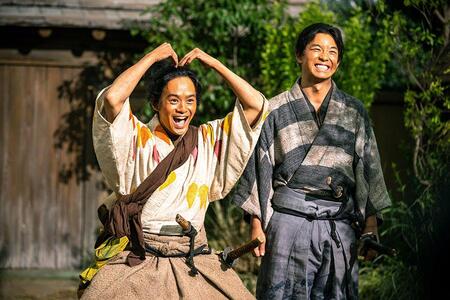 　『豊臣兄弟！』第６回より。鵜沼城から帰ってきた藤吉郎（写真左、池松壮亮）と小一郎（写真右、仲野太賀）　©ＮＨＫ