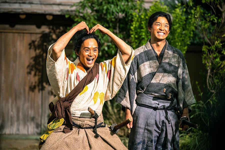 　『豊臣兄弟！』第６回より。鵜沼城から帰ってきた藤吉郎（写真左、池松壮亮）と小一郎（写真右、仲野太賀）　©ＮＨＫ